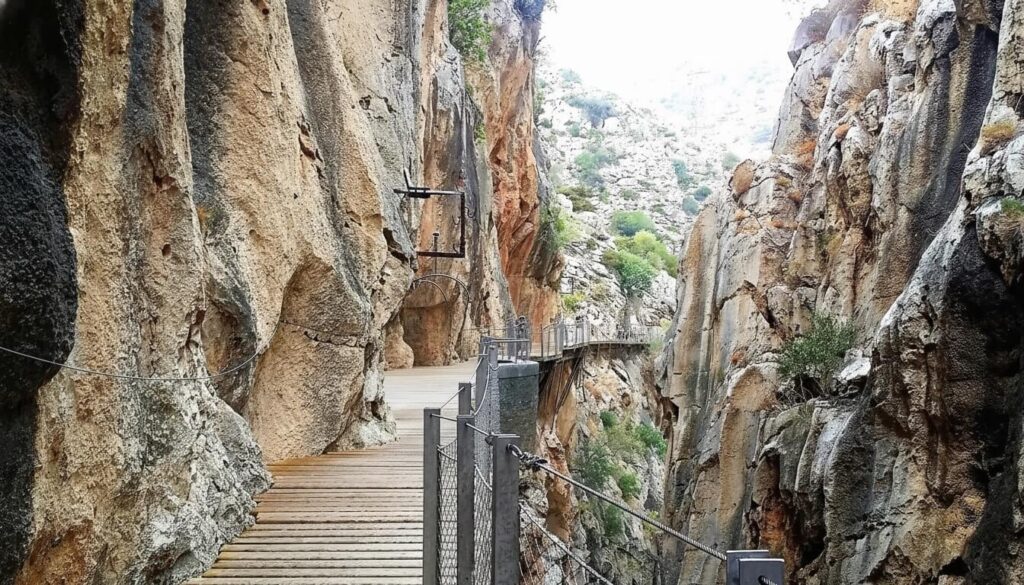 Over ons - onafhankelijke gids voor de Caminito del Rey – uitzicht op de kloof en de houten loopbrug