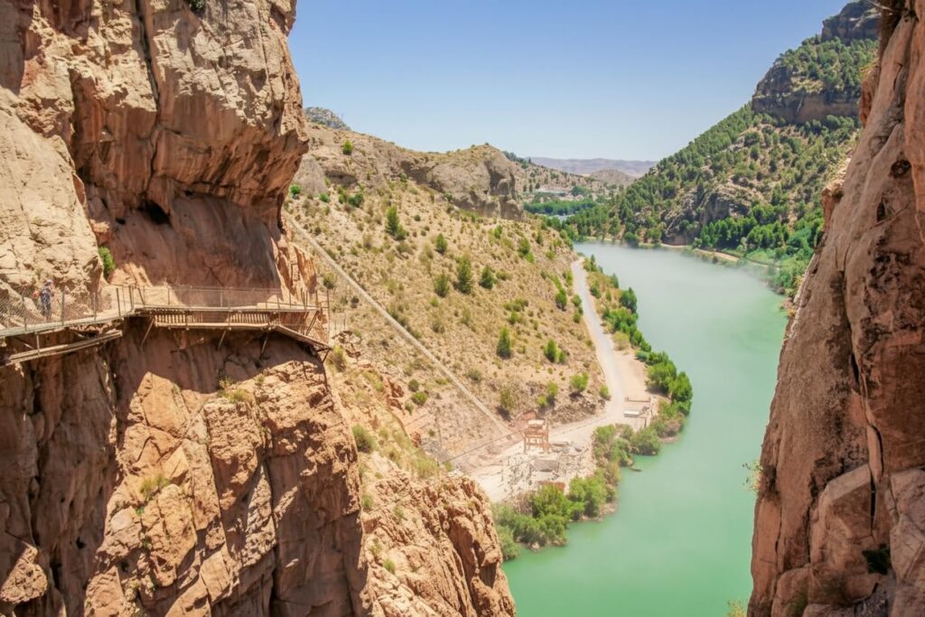 Caminito del Rey – uitzicht op de kloof en de houten loopbrug
